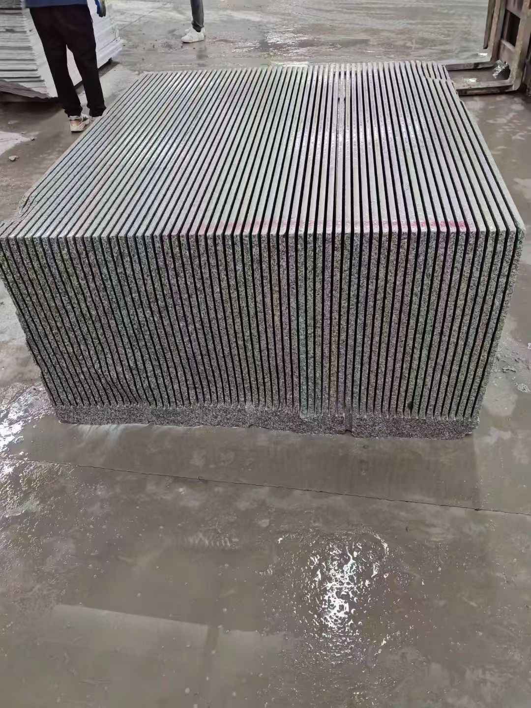 舟山芝麻白毛板荒料切割